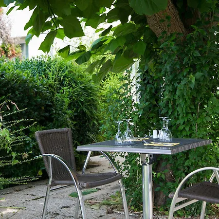 Ξενοδοχείο De La Louee 3*